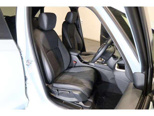 すわり心地の良い運転席・助手席です。長時間のドライブの疲れ軽減に貢献します。どうぞ快適なドライブを♪