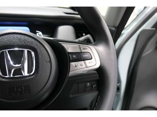 Hondaセンシングの機能のひとつ、アダプティブクルーズコントロール付！アクセルから足を離しても設定したスピードと前車との車間を保ち走行してくれます！車線維持もアシスト☆高速道路で疲労軽減ですね☆