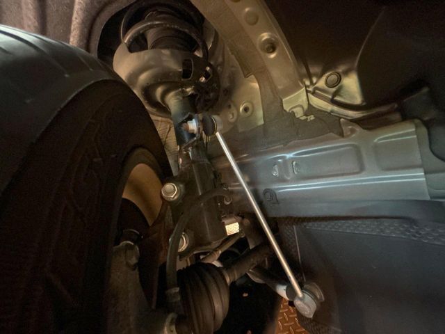 お車を安心してお乗りいただく為には、足回りの定期点検が欠かせません。サービスサポート（有償保証）では無料点検もご提供しており、安心のカーライフをお過ごしいただけるサポート体制が整っています。