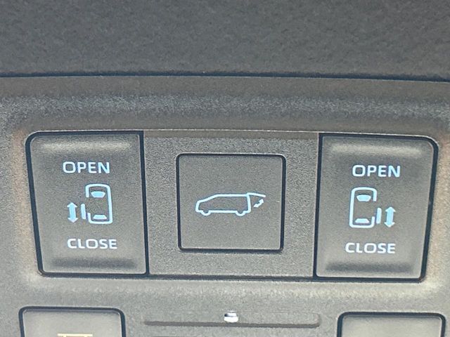 【両側パワースライドドア】スマートキーや運転席のスイッチで後席両側スライドドアの開閉が可能♪電動だから力を入れてドアを開ける必要が無く、小さなお子様でも簡単に開け閉めでき快適です♪