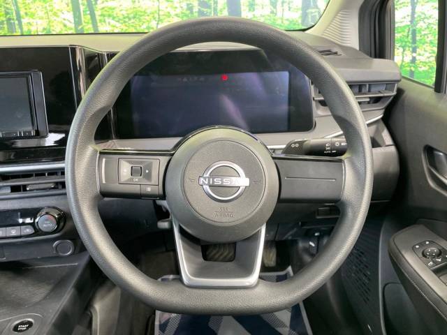 インテリアに合わせたデザインのステアリングは、運転される方のことも考え、運転しやすい形状、大きさです。是非一度、実際に触ってお確かめください。
