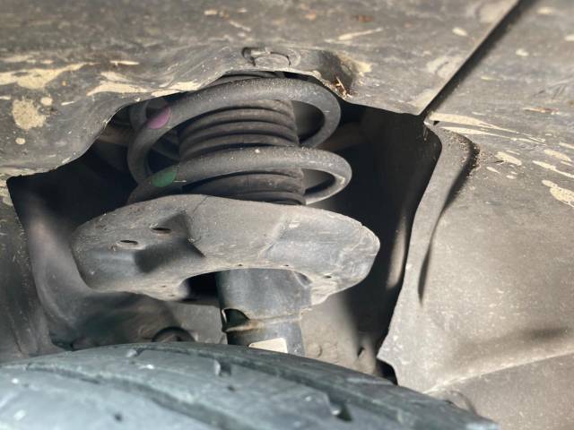 お車を安心してお乗りいただく為には、足回りの定期点検が欠かせません。サービスサポート（有償保証）では無料点検もご提供しており、安心のカーライフをお過ごしいただけるサポート体制が整っています。