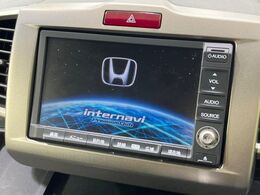 【純正ナビ】人気の純正ナビを装備しております。ナビの使いやすさはもちろん、オーディオ機能も充実！キャンプや旅行はもちろん、通勤や買い物など普段のドライブも楽しくなるはず♪