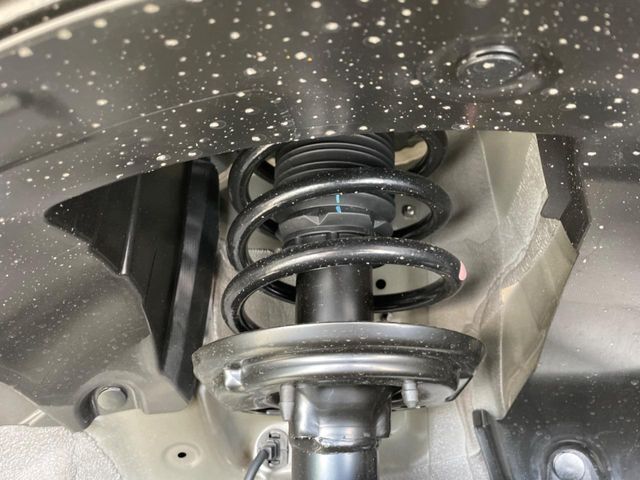 お車を安心してお乗りいただく為には、足回りの定期点検が欠かせません。サービスサポート（有償保証）では無料点検もご提供しており、安心のカーライフをお過ごしいただけるサポート体制が整っています。