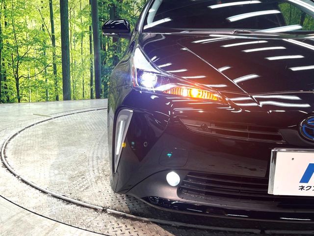 【LEDヘッドライト】悪天候や夜間走行時も良好な視界を確保し安心して運転できる高輝度LEDヘッドライトを装備！点灯速度が早く、消費電力も抑えられています。