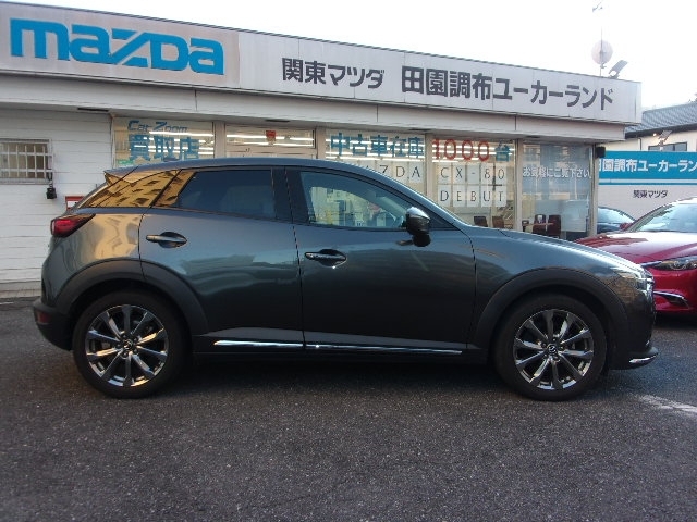 人の手で丁寧に想いを込めて造形を突き詰め、CX-3では、無駄をそぎ落としてプロポーションを研ぎ澄まし、命を感じる美しさをよりシャープに表現しました！！マツダの鼓動デザインをお楽しみ下さいませ！！