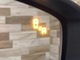 【ブラインドスポットモニター（BSM）】車線変更時に車両後方から来る車両を検知し安全をサポートする装置です。
