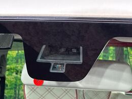 【スズキ　セーフティサポート】走行中に前方の車両等を認識し、衝突しそうな時は警報とブレーキで衝突回避と被害軽減をアシスト。より安全にドライブをお楽しみいただけます。