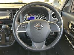 【ステアリング】軽い力で扱いやすいハンドルです。目立つ傷やスレなどなく綺麗な状態です！除菌プランいれていただくとさらに快適に！清潔なお車はお子様にも安心ですね！