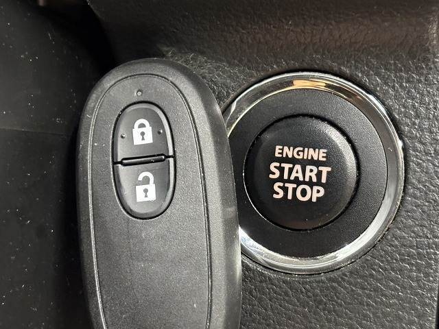 【スマートキー・プッシュスタート】キーを身につけている状態なら、ドアに付いているスイッチを押すだけで、ドアロックの開閉ができる機能。エンジン始動も便利です。