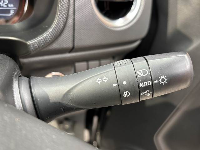 【オートライト】を搭載しております。トンネル走行時や暗くなると自動でヘッドライトが点灯します。
