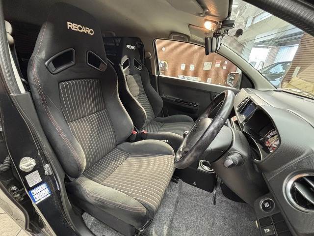 各ブランドのシートカバー取り扱っております、また弊社オリジナルフロアマットもございます。自慢の愛車をアレンジしましょう☆