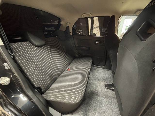 セカンドシートは大人二人が乗っても十分なスペースが確保されております。各種「室内除菌抗菌コーティング」「室内クリーニング」も取り揃えておりますよ。