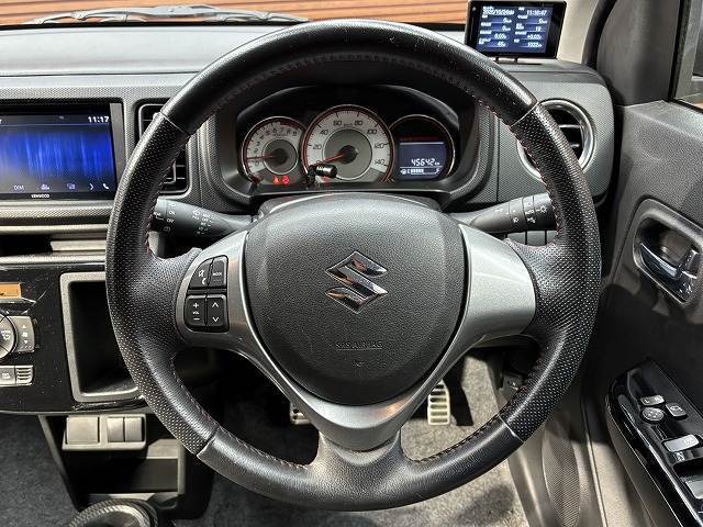 【ステアリングスイッチ】を装備しております。オーディオ操作をハンドルで行うことが可能です。