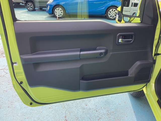 書類などを入れておくのに便利なヨコポケット☆