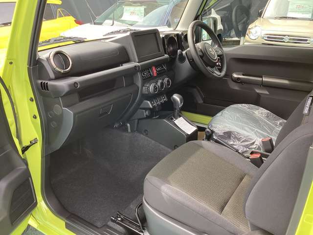 グローブボックスの上には、小物を置くスペースがございます☆