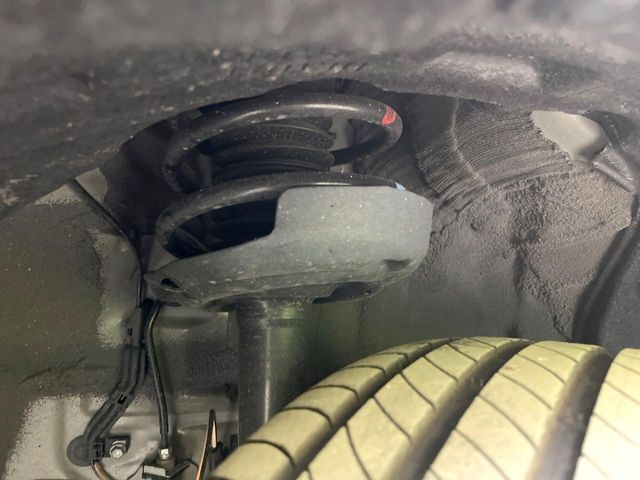 お車を安心してお乗りいただく為には、足回りの定期点検が欠かせません。サービスサポート（有償保証）では無料点検もご提供しており、安心のカーライフをお過ごしいただけるサポート体制が整っています。