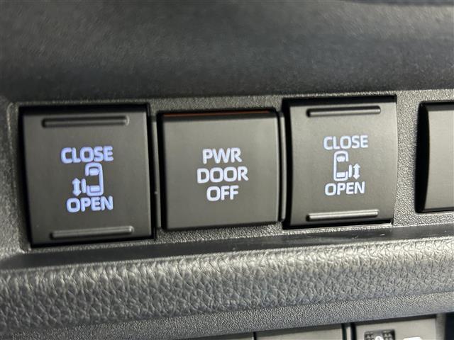 【両側パワースライドドア】小さなお子さまでもボタン一つで乗り降りラクラクです！両手に荷物を抱えている状態でもボタンを押せば自動で開閉するので、お買い物やお出かけの際にはとっても重宝します！