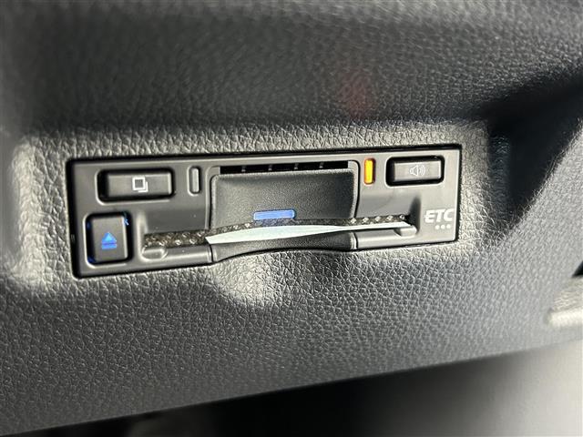 【ETC】有料道路を利用する際に料金所で停止することなく通過できる、ETC車載器（ノンストップ自動料金収受システム機器）が装備されています。セットアップを行うことで利用可能になります。