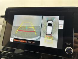 【パノラミックビューモニター】クルマを真上から見下ろした視点で駐車をサポートします！クルマの斜め後ろや真横など、いち早く障害物に気が付くことができます。