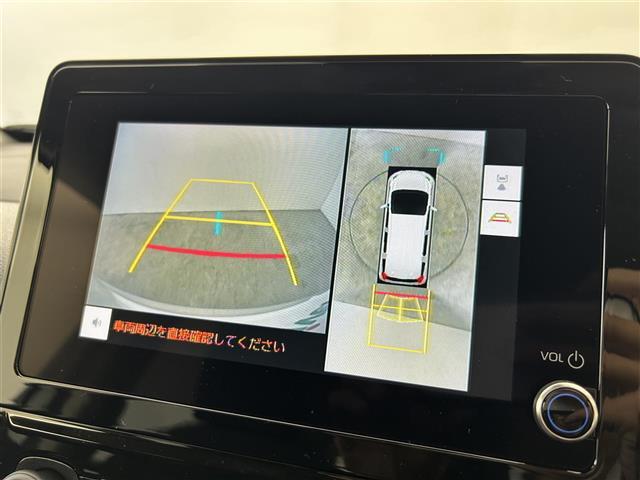 【パノラミックビューモニター】クルマを真上から見下ろした視点で駐車をサポートします！クルマの斜め後ろや真横など、いち早く障害物に気が付くことができます。