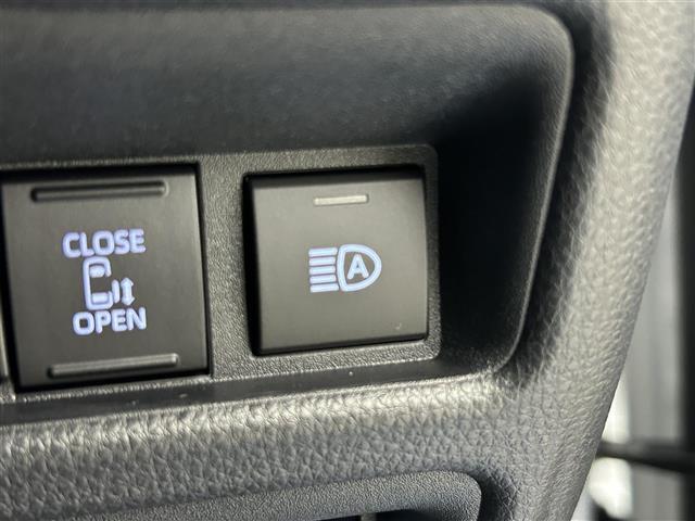 【アダプティブハイビームシステム（AHS）】先行車や対向車、街路灯などの明るさを判定し、常にハイビームの状態でも、照射される部分を自動制御で遮光してくれます！