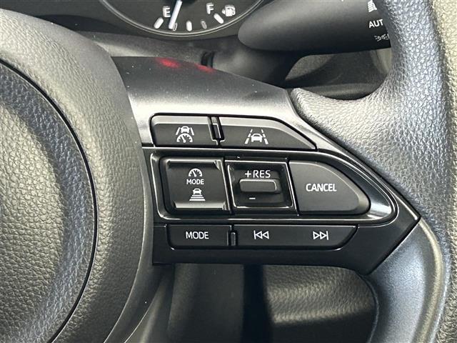 【レーダークルーズコントロール】アクセルを踏まなくても、設定した速度で走行できます！先行車との車間距離を適切に維持する追従走行の機能も有しています。機能には限界があるためご注意ください。