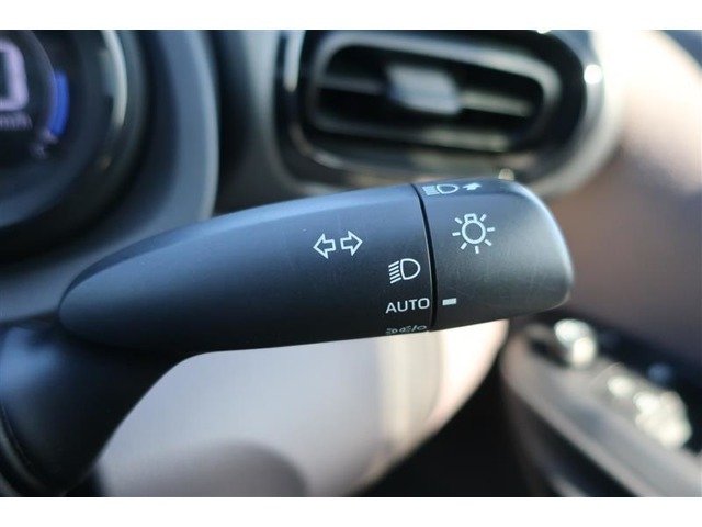 暗くなると自動で点灯するオートライト付き☆