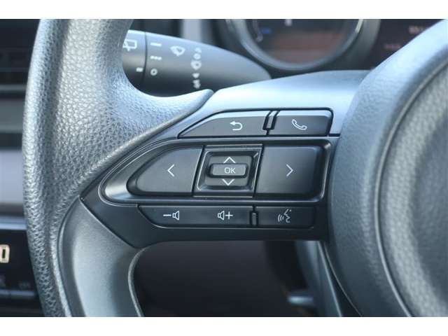 ステアリングスイッチ☆手元で音楽操作できます。