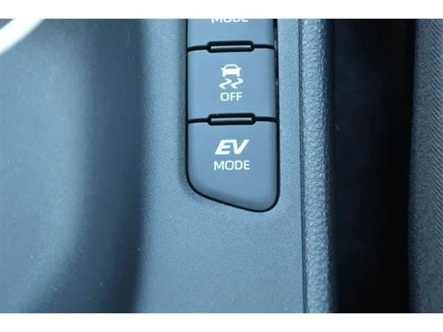 EVドライブモードで、エンジン音や排気ガスを気にすることなく走れます。早朝・深夜や屋内の駐車場などで重宝しますよ♪