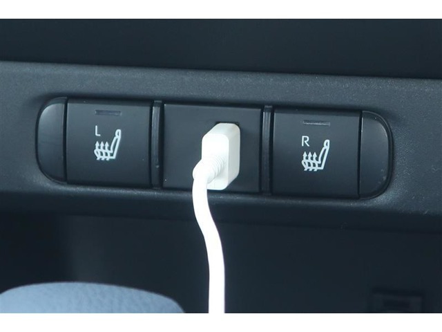 運転席と助手席にシートヒーターが付いています。