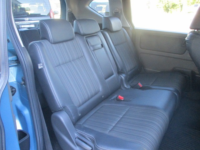 リアシートのお写真です。乗り降りしやすく快適な空間となっております。
