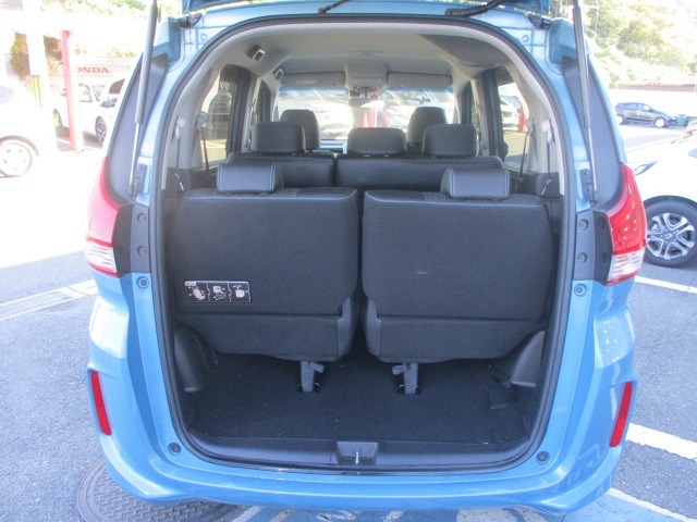 リアラゲッジルームのお写真です。開口部が大きく、荷物の出し入れがラクに行えますね。