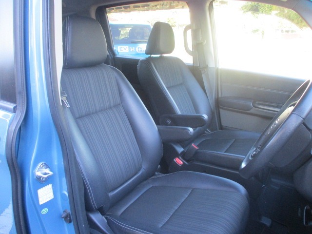 フロントシートのお写真です。広い足元とゆったり座れるシートは、長時間の運転でも疲れにくくなっております。