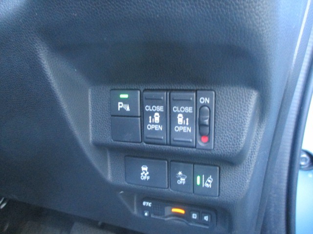 左右電動スライドドアのお写真です。電動なので乗り降りが楽々ですね。