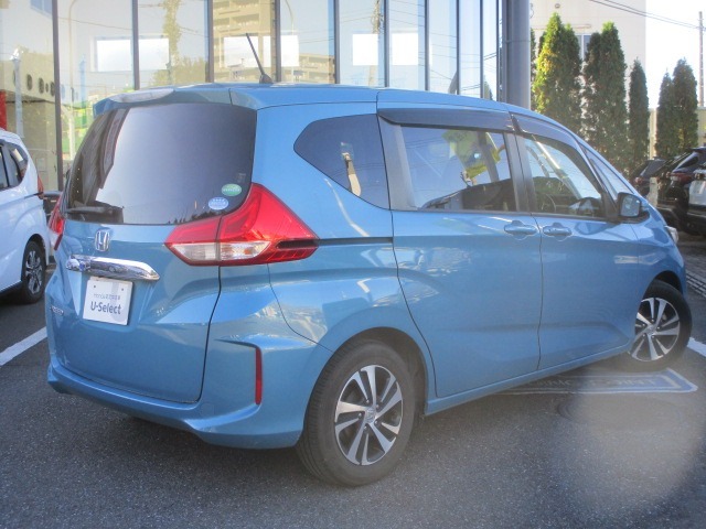 リアビューのお写真です。リアガラスは純正でプライバシーガラスを装用しており、外から車内が見えにくくなっております。