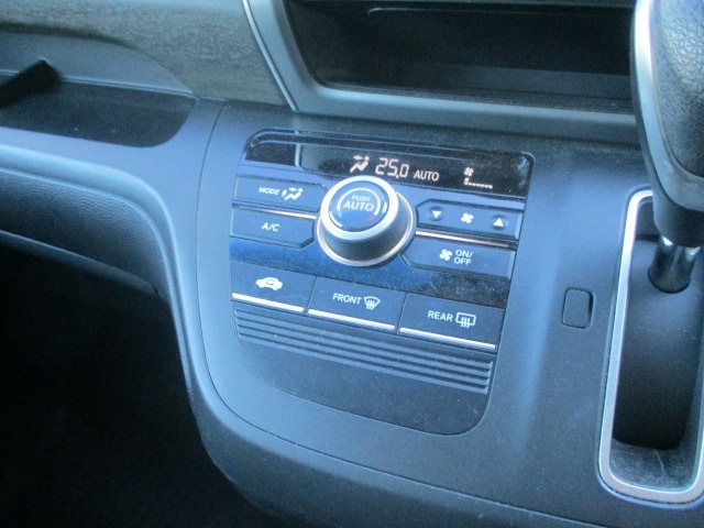 フルオートエアコンのお写真です。ボタン一つで年中快適な温度でお過ごしいただけます。