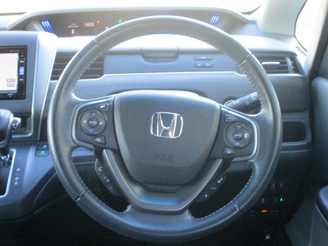 ステアリングになります。