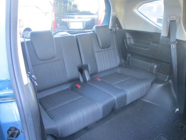 3列目シートのお写真です。ゆったりと座れるシートになっており、快適な空間となっております。