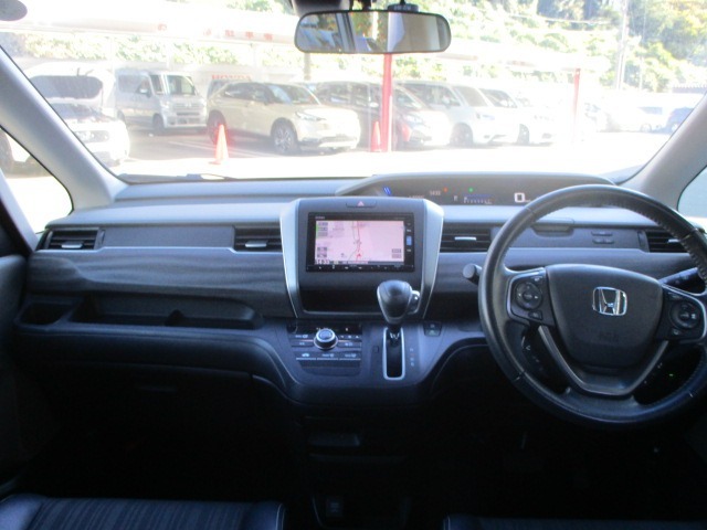 インパネ周りのお写真です。視界が広く、運転もしやすくなっております。