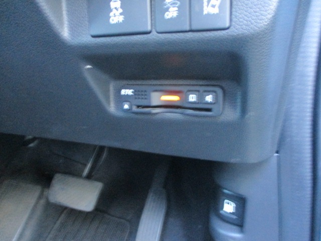 ETC車載器のお写真です。高速道路など、有料道路を通過する際には大変便利な装備です。