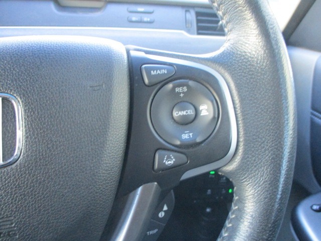 ハンドル周りのお写真です。ハンドルの右側には車線逸脱装置・アダクティブクルーズコントロールが装備されております。