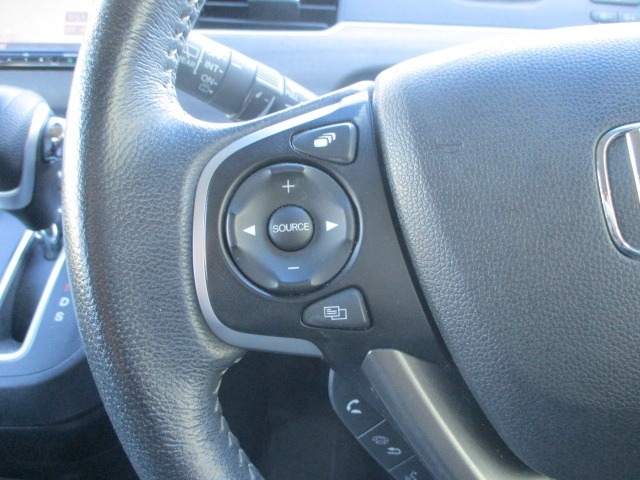 ハンドル周りのお写真です。ハンドルの左側にはナビ操作スイッチが装備されております。