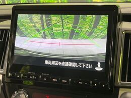 【バックカメラ】駐車時に後方がリアルタイム映像で確認できます。大型商業施設や立体駐車場での駐車時や、夜間のバック時に大活躍！運転スキルに関わらず、今や必須となった装備のひとつです！
