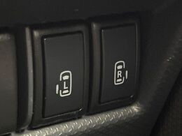 【両側パワースライドドア】スマートキーや運転席のスイッチで後席両側スライドドアの開閉が可能♪電動だから力を入れてドアを開ける必要が無く、小さなお子様でも簡単に開け閉めでき快適です♪