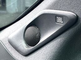【JBLサウンドシステム】メーカーオプションの高品位サウンドシステムを搭載。専用のチューニングが施された大小様々なスピーカーから良質なサウンドが奏でられ、臨場感あふれる音響空間を演出します。