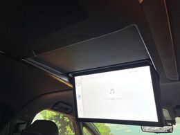 【フリップダウンモニター】家族や友人とお出かけする機会が多い方に大人気のフリップダウンモニター！大画面モニターで車内はエンタメ空間！退屈しがちな長距離ドライブも楽しい時間に変わります！