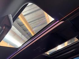【ガラスルーフ】ガラスルーフ搭載で車内の解放感が一気にアップ！開放的なドライブをお楽しみいただけます。