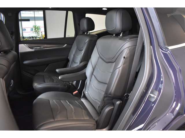 ショールームでは、認定中古車に加え、最新のニューモデルも各種取り揃えております。見学や試乗はもちろん、専門スタッフによるアドバイスなど、様々なサービスを通して、「アメ車のある生活」をご体感いただけます