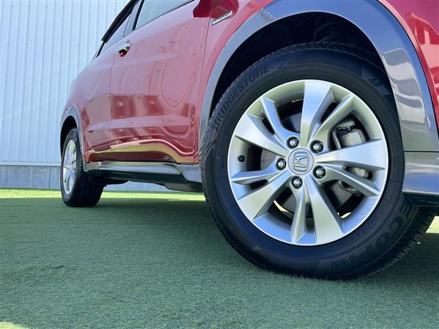 【運転席】座り心地が良いシートなので長時間の運転でも快適にお過ごしいただけます。新品のフロアマットのご注文も可能です。掲載箇所以外にご希望の写真がございましたらお気軽にお問い合わせ下さい。